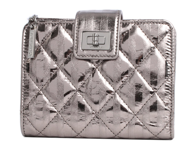 シャネル スーパーコピー CHANEL キルティング＆ストライプ 二つ折財布 メタリックシルバー A39330