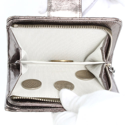 シャネル スーパーコピー CHANEL キルティング＆ストライプ 二つ折財布 メタリックシルバー A39330
