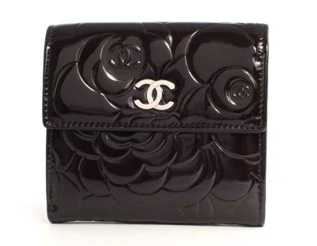シャネル スーパーコピー CHANEL カメリア エナメル 二つ折財布 ブラック＆シルバー A47422