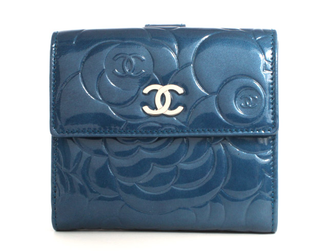 シャネル スーパーコピー CHANEL カメリア エナメル 二つ折財布 ブルー＆シルバー A47422