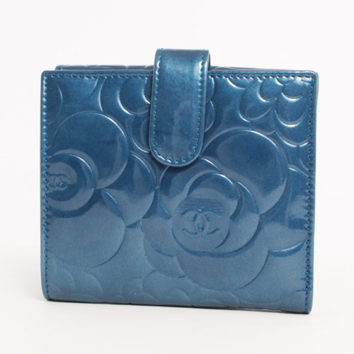 シャネル スーパーコピー CHANEL カメリア エナメル 二つ折財布 ブルー＆シルバー A47422