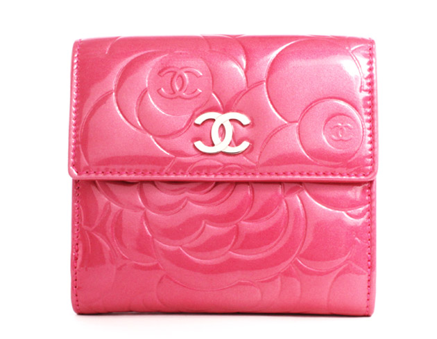 シャネル スーパーコピー CHANEL カメリア エナメル 二つ折財布 ピンク＆シルバー A47422