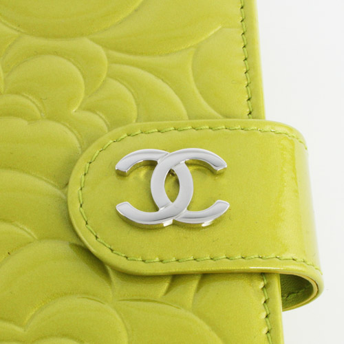 シャネル スーパーコピー CHANEL カメリア エナメル 二つ折財布 ライムグリーン＆シルバー A50087