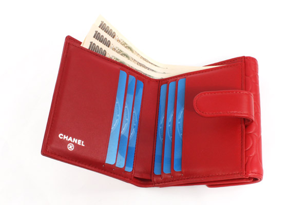 シャネル スーパーコピー CHANEL カメリア ラムスキン 二つ折財布 ルージュレッド＆シルバー A47422