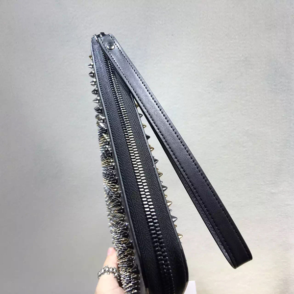 TOPセラー賞受賞┃ルブタン 財布 コピー┃Spiked leather iPad case