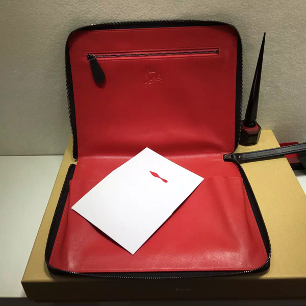TOPセラー賞受賞┃ルブタン 財布 コピー┃Spiked leather iPad case