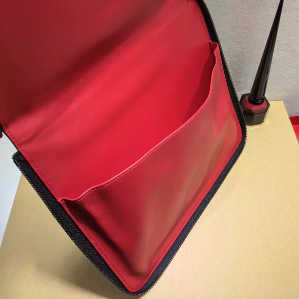 TOPセラー賞受賞┃ルブタン 財布 コピー┃Spiked leather iPad case
