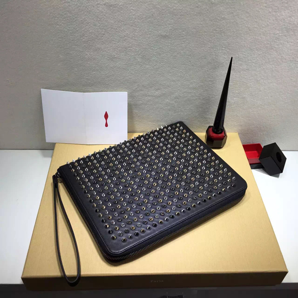 TOPセラー賞受賞┃ルブタン 財布 コピー┃Spiked leather iPad case