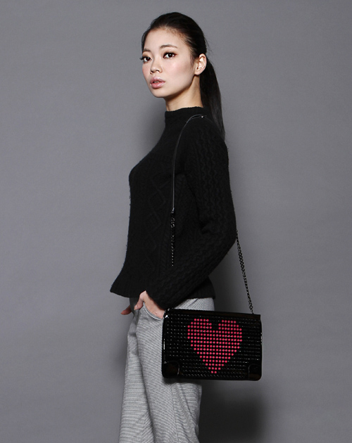 クリスチャン ルブタン 財布 コピー　ショルダー付 クラッチバッグLOUBIPOSH CLUTCH VALENTINES PATENT/SPIKES 1155029 B055