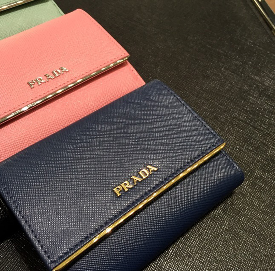 《ギフト包装でプレゼントに人気♪》PRADAサフィアノ財布