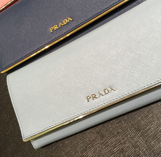 《ギフトに人気♪選べるお色♪》PRADAサフィアノフレーム長財布1MH132