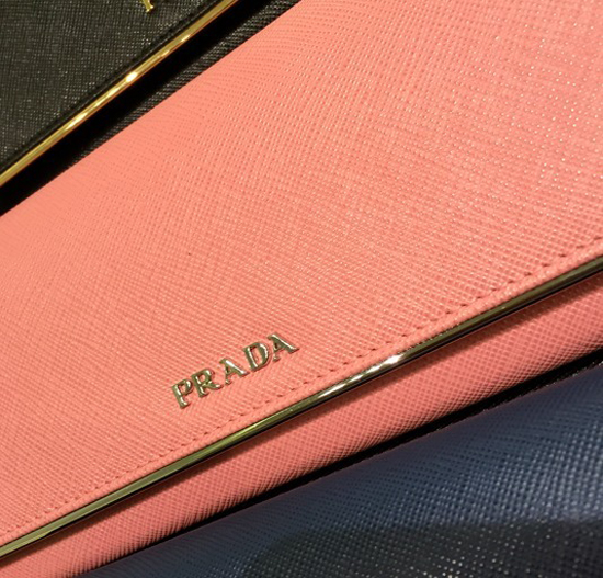 《ギフトに人気♪選べるお色♪》PRADAサフィアノフレーム長財布1MH132