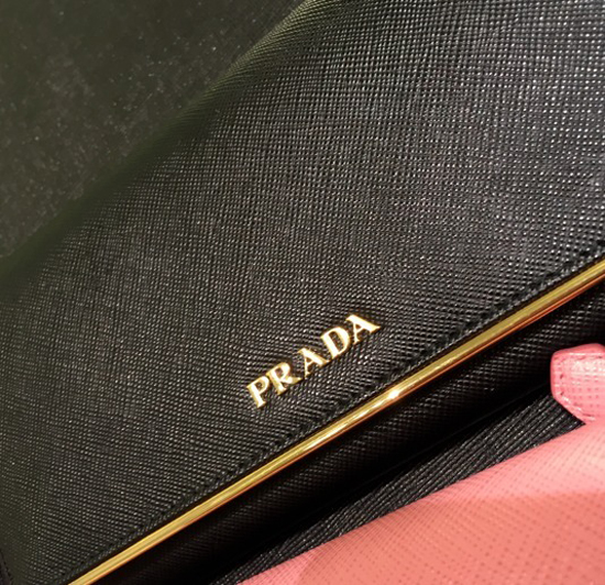 《ギフトに人気♪選べるお色♪》PRADAサフィアノフレーム長財布1MH132
