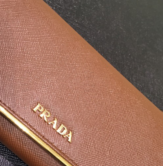 《ギフトに人気♪選べるお色♪》PRADAサフィアノフレーム長財布1MH132