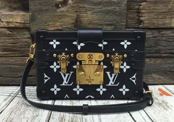 ルイヴィトンスーパーコピー 光に反射する特殊なキャンバス プティット・マル M50305