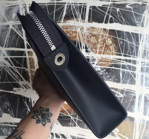 ルイヴィトンスーパーコピー  ダミエ･グラフィット キャンバス ポシェット・ヴォワヤージュMM N62260