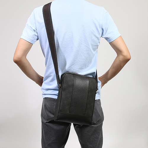 ダンヒル dunhill ディーエイト 【D-8】 カーフレザー＆塩化ビニール ショルダーバッグ ダークブラウン L3LH61B