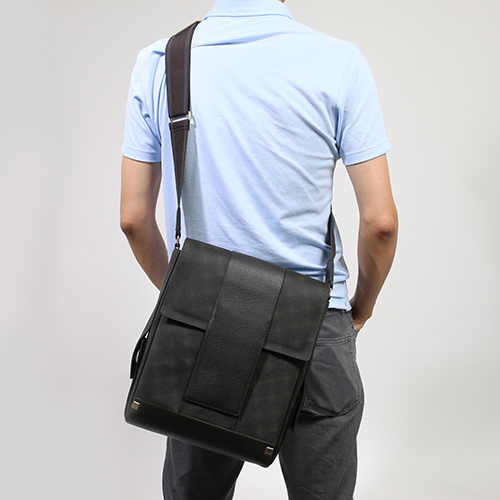 ダンヒル dunhill ディーエイト 【D-8】 カーフレザー＆塩化ビニール ショルダーバッグ ダークブラウン L3LK60B