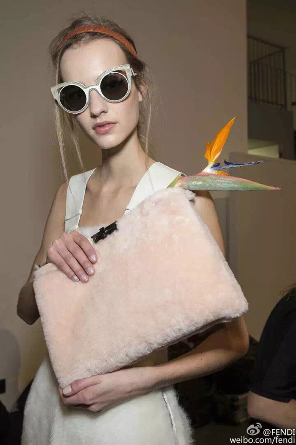 2016AW FENDI フェンディ スーパーコピー PEEKABOO クラッチ 8BP1025AXF065D