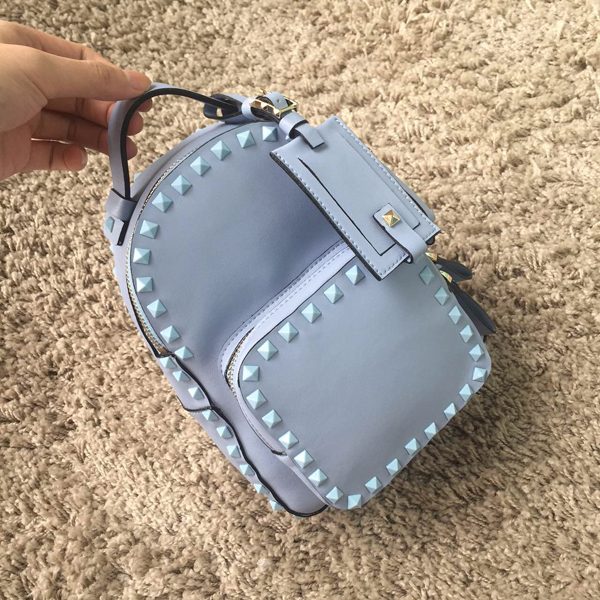 15新作 Valentino ヴァレンティノスーパーコピー★ 人気のロックスタッズバックパック ミニ ライトブルー