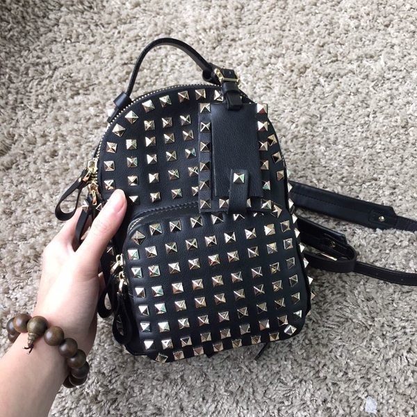 2016新作 Valentino ヴァレンティノスーパーコピー　RockStud leather mini backpack