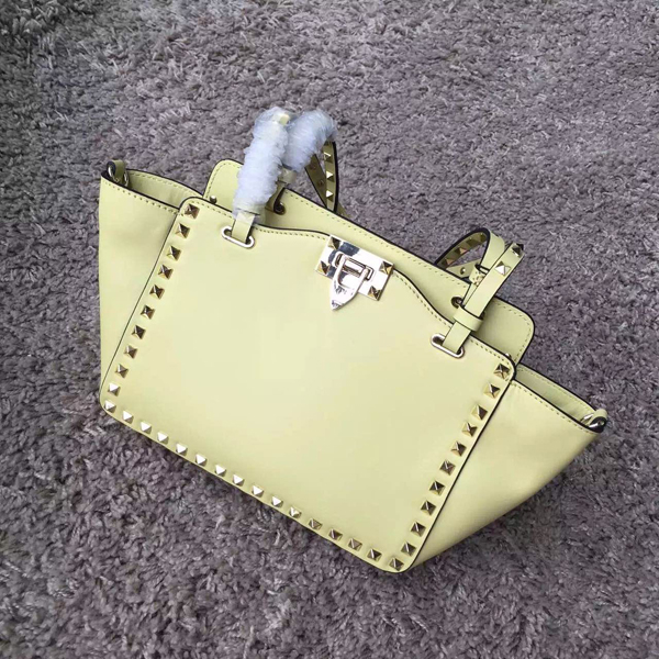 【Valentino ヴァレンティノスーパーコピー】15SS Rockstud/Sライトイエロー IW9B3399NWB
