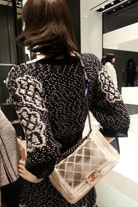 【CHANEL】2016年春夏シャネルスーパーコピー　★2016SS★キャンバス生地にだまし絵が描かれたレアなボーイバックA69828
