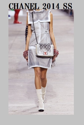 【CHANEL】2016年春夏シャネルスーパーコピー　★2016SS★キャンバス生地にだまし絵が描かれたレアなボーイバックA69828