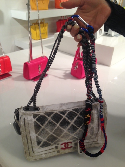 【CHANEL】2016年春夏シャネルスーパーコピー　★2016SS★キャンバス生地にだまし絵が描かれたレアなボーイバックA69828