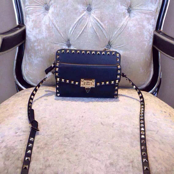 2016新作 セレブ愛用 ∞∞Valentino ヴァレンティノスーパーコピー∞∞ Rockstudショルダーバッグ☆