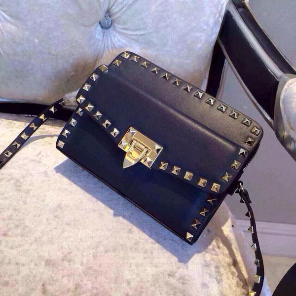 2016新作 セレブ愛用 ∞∞Valentino ヴァレンティノスーパーコピー∞∞ Rockstudショルダーバッグ☆
