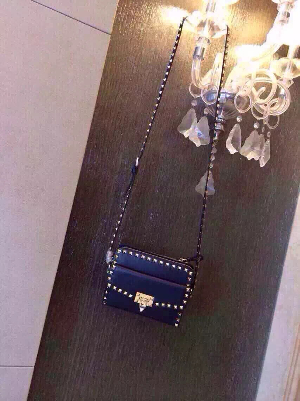 2016新作 セレブ愛用 ∞∞Valentino ヴァレンティノスーパーコピー∞∞ Rockstudショルダーバッグ☆