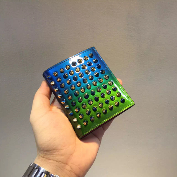2016年春夏新作 セレブ モデル愛用クリスチャン ルブタンコピー Christian Louboutin ☆Paros Spikes Wallet Ocean Amazon Patent☆メンズウォレット 財布 3155052M285