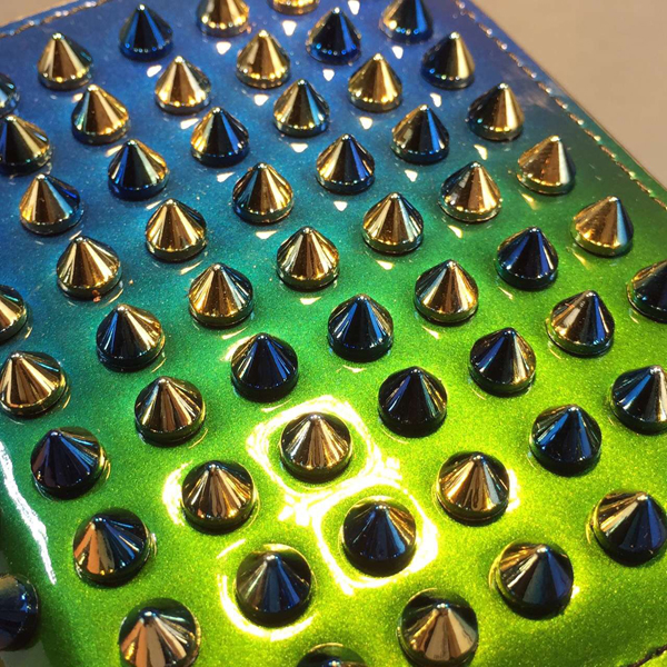 2016年春夏新作 セレブ モデル愛用クリスチャン ルブタンコピー Christian Louboutin ☆Paros Spikes Wallet Ocean Amazon Patent☆メンズウォレット 財布 3155052M285