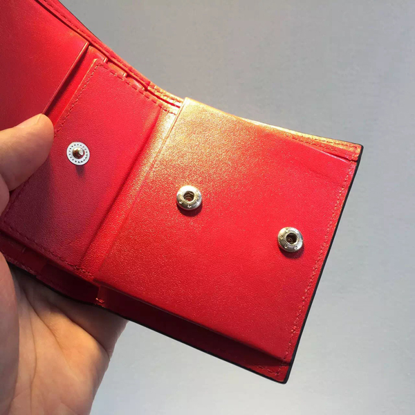 2016年春夏新作 セレブ モデル愛用クリスチャン ルブタンコピー Christian Louboutin ☆Paros Spikes Wallet Ocean Amazon Patent☆メンズウォレット 財布 3155052M285