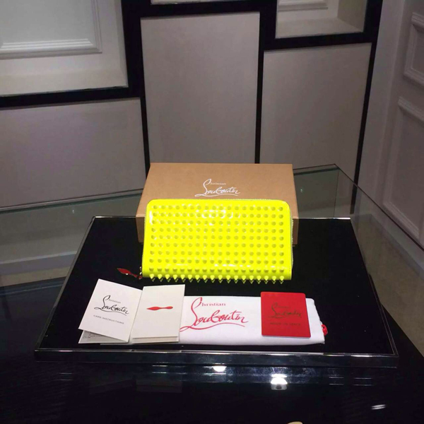 2016春夏物最新作多数!セレブ モデル愛用者多数 Christian Louboutin クリスチャン ルブタンコピー☆Panettone Spikes Wallet ☆レディースウォレット/財布 C16579