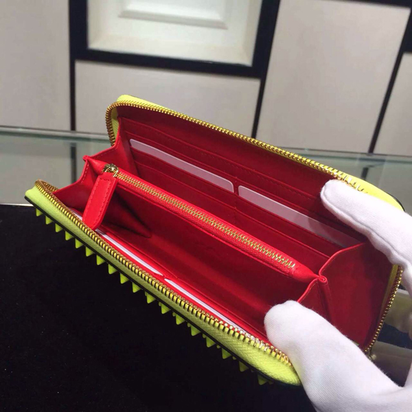 2016春夏物最新作多数!セレブ モデル愛用者多数 Christian Louboutin クリスチャン ルブタンコピー☆Panettone Spikes Wallet ☆レディースウォレット/財布 C16579