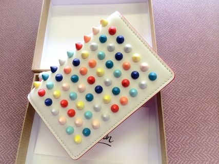 2016新作 Louboutin クリスチャン ルブタン財布スーパーコピー MILOS CALF MULTICOLOR SPIKES VERSION WHITE