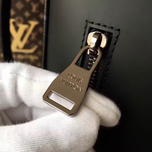 2016新作 ルイヴィトンスーパーコピー 雑誌掲載Louis Vuitton☆黒モノグラム/バックパック M40527