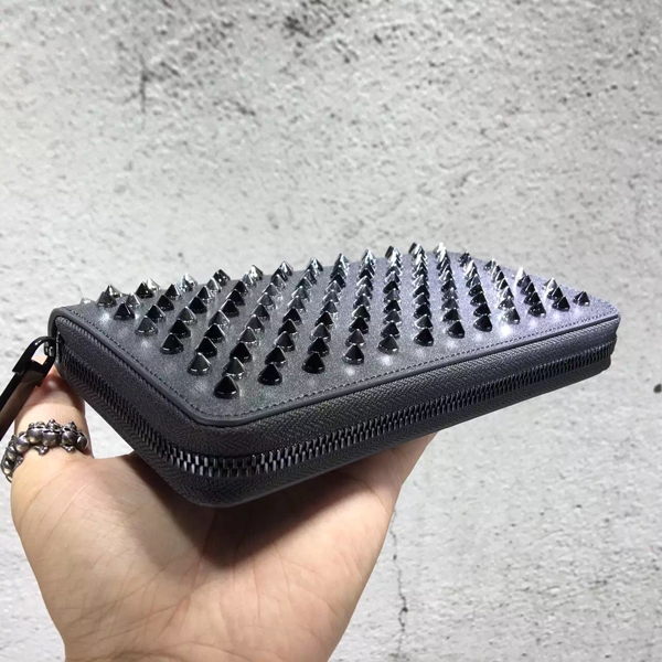 2016-17AW クリスチャン ルブタン コピー Christian Louboutin☆大人気*Panettone スタッズ Spikes*ラウンド スパイクウォレット 長財布 黒 1165065