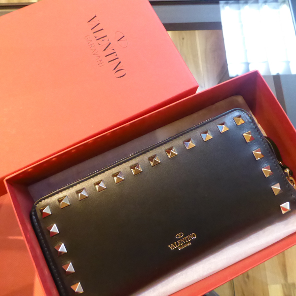 2016-17AW 【VALENTINO】ヴァレンティノスーパーコピー ロックスタッド ラウンド長財布 JW0P0645