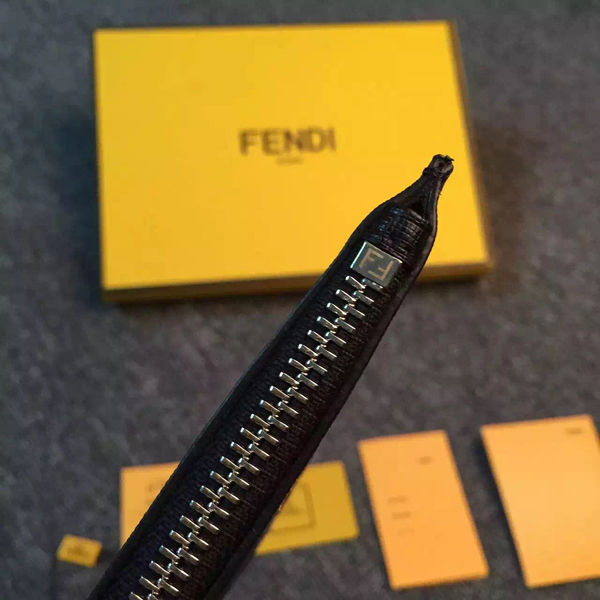 大人気！【フェンディクラッチスーパーコピー FENDI】キュートなモンスターBAGBUGSクラッチ