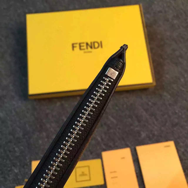 大人気！【フェンディクラッチスーパーコピー FENDI】キュートなモンスターBAGBUGSクラッチ