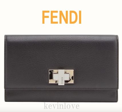  新作！FENDIフェンディスーパーコピー☆ツイストロックがお洒落なピーカブー ウォレット黒