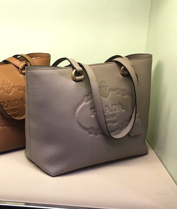 素敵♪♪使える☆《PRADA》プラダスーパーコピー 刻印ロゴVIT.DAINO トート 色々カラー 1BG100 