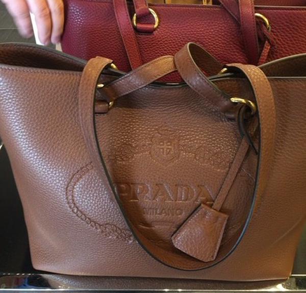 素敵♪♪使える☆《PRADA》プラダスーパーコピー 刻印ロゴVIT.DAINO トート 色々カラー 1BG100 