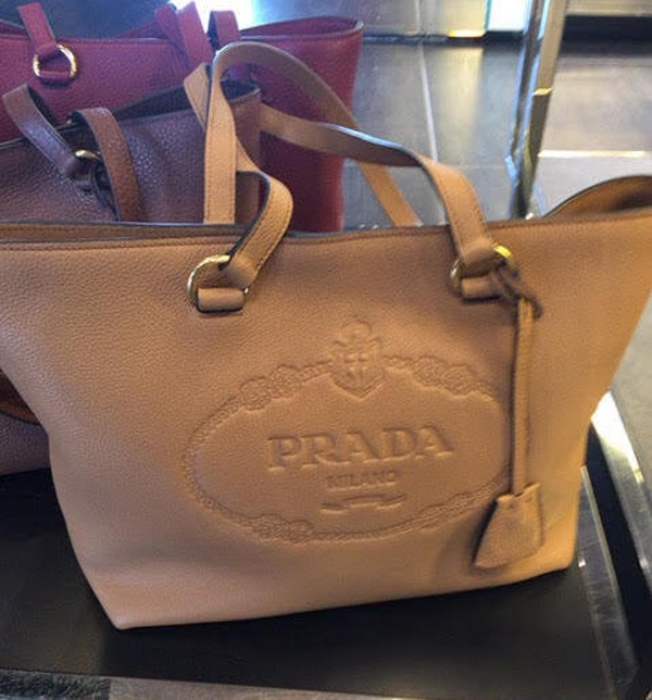 素敵♪♪使える☆《PRADA》プラダスーパーコピー 刻印ロゴVIT.DAINO トート 色々カラー 1BG100 