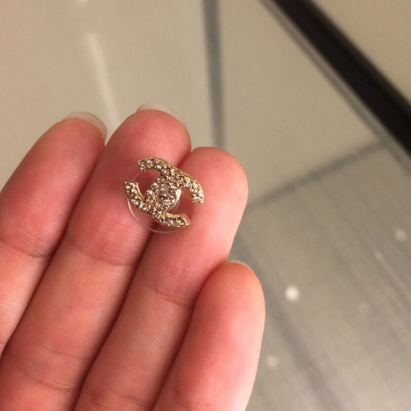 2016新作 《希少小さめでキュート》CHANEL シャネルスーパーコピー ラインストーンCCピアス　ゴールド金具