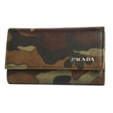 プラダ SAFFIANO CAMOUFL キーケース ダークグリーン＆シルバー ...