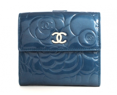 シャネル スーパーコピー CHANEL カメリア エナメル 二つ折財布 ブルー＆シルバー A47422